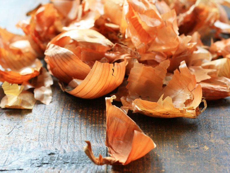 Специальное средство из луковой шелухи